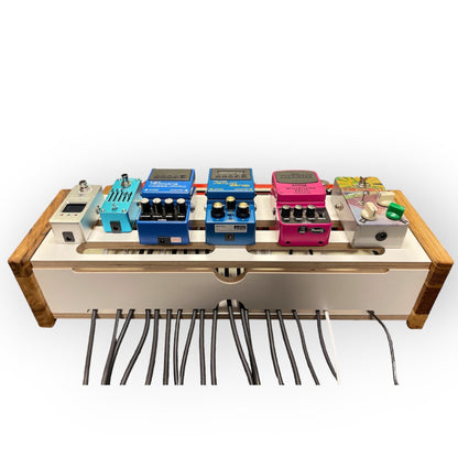 Pedalboard "STAGE" - 50cm x 33cm - weiß - Perfekt für E-Gitarre, Akustik-Gitarre, E-Bass und mehr!