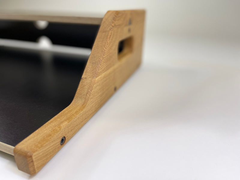 KlangWald Pedalboard – Nahaufnahme Massivholz-Kante