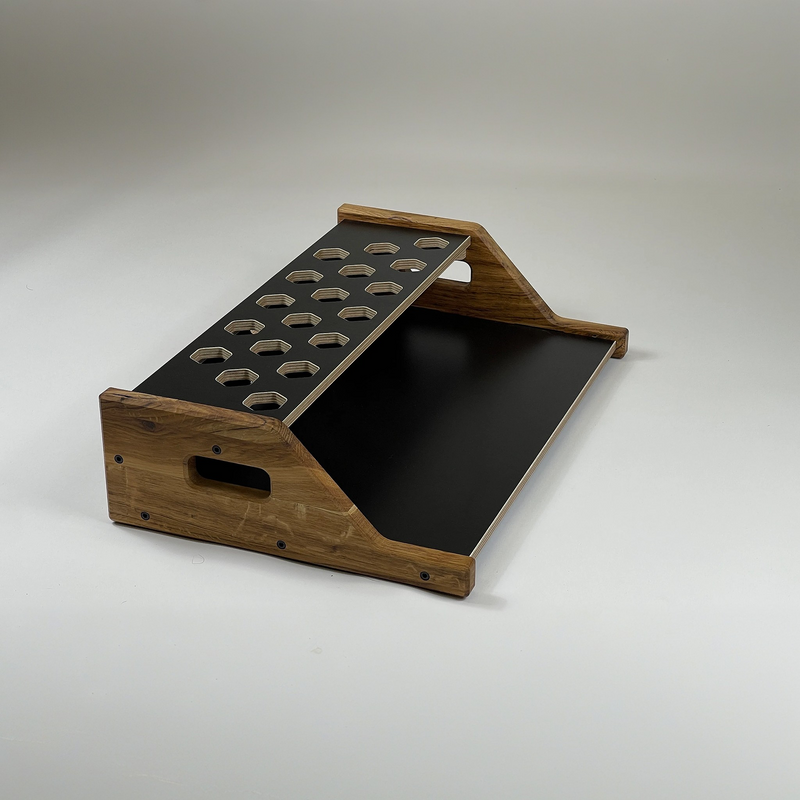 KlangWald STAGE CUSTOM Pedalboard – Zweistufiges Board schräg von oben