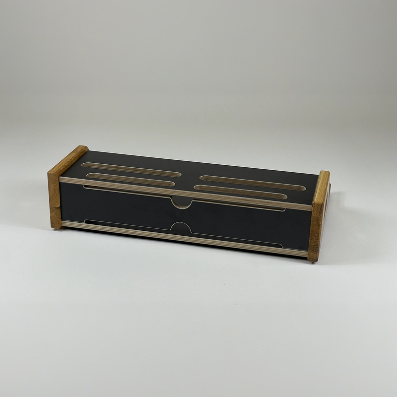 KlangWald STAGE CUSTOM Pedalboard – Seitenansicht mit Kabeldurchführung